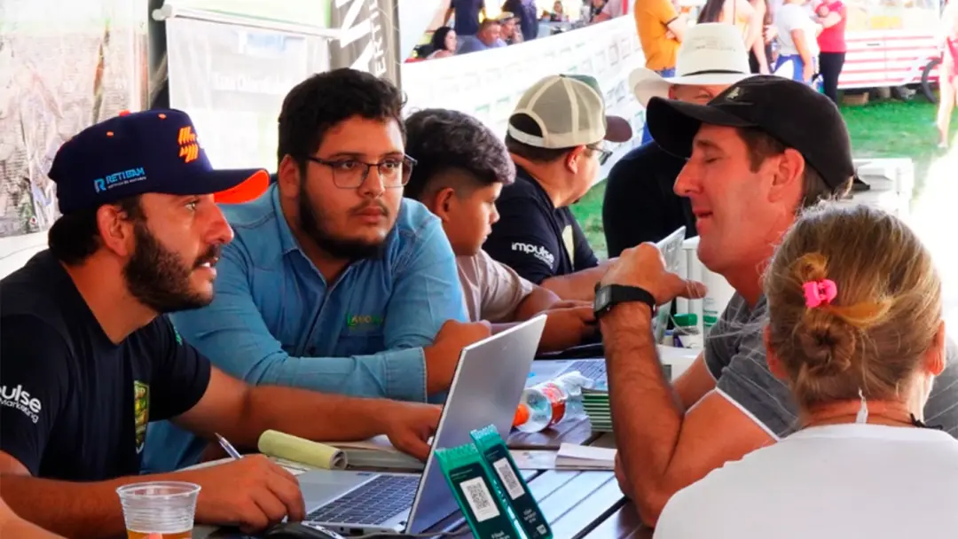 Mais de 70 mil sacas de fertilizante foram entregues aos produtores na Camp Show, em São João do Triunfo, Paraná. Esse …