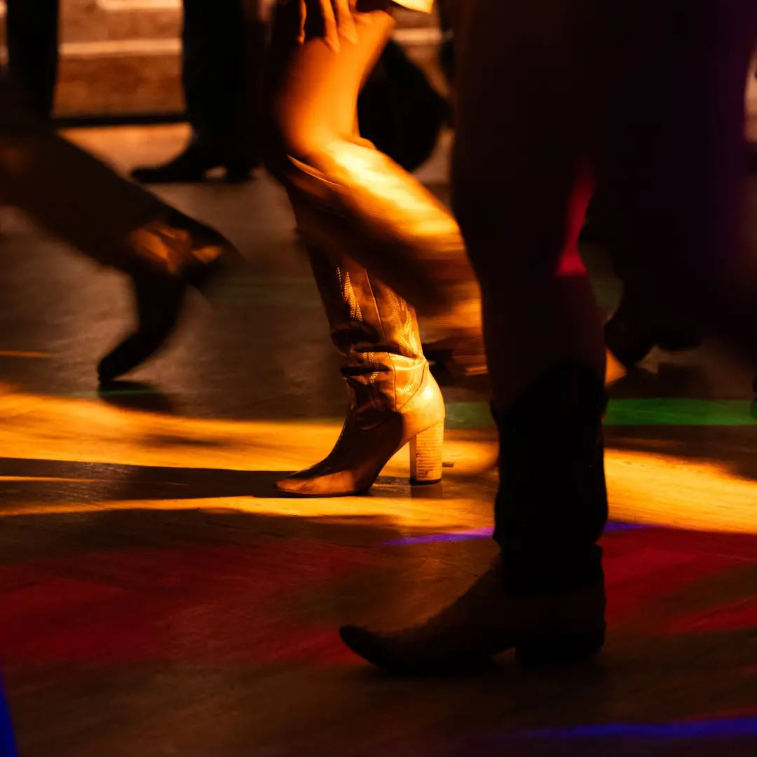 Line Dancing virou febre em Nova York, tomando bares, estúdios de dança e pista de patinação. A cena mostra muita gente…