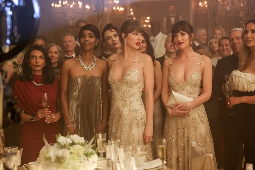 O batom vermelho que Taylor Swift e Dakota Johnson usaram no video Patient Zero foi encontrado. É um tom aprovado por T…