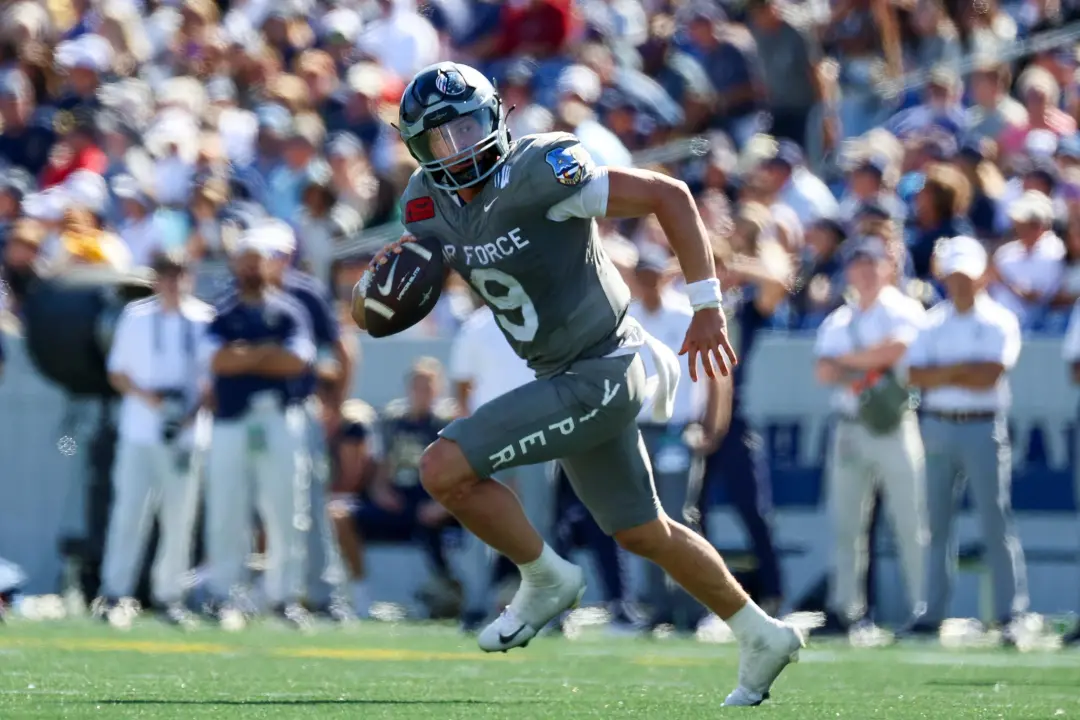 Liam Szarka, quarterback do Air Force, teve uma atuação de carreira, levando 171 jardas em 33 corridas na vitória de 36…