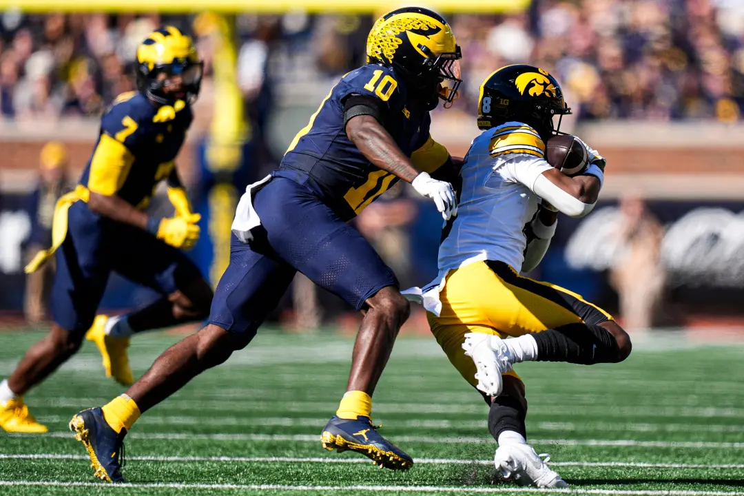 Michigan, com oito ou mais faltas em três jogos, tá sendo uma das equipes mais penalizadas no país. O técnico Whittingh…