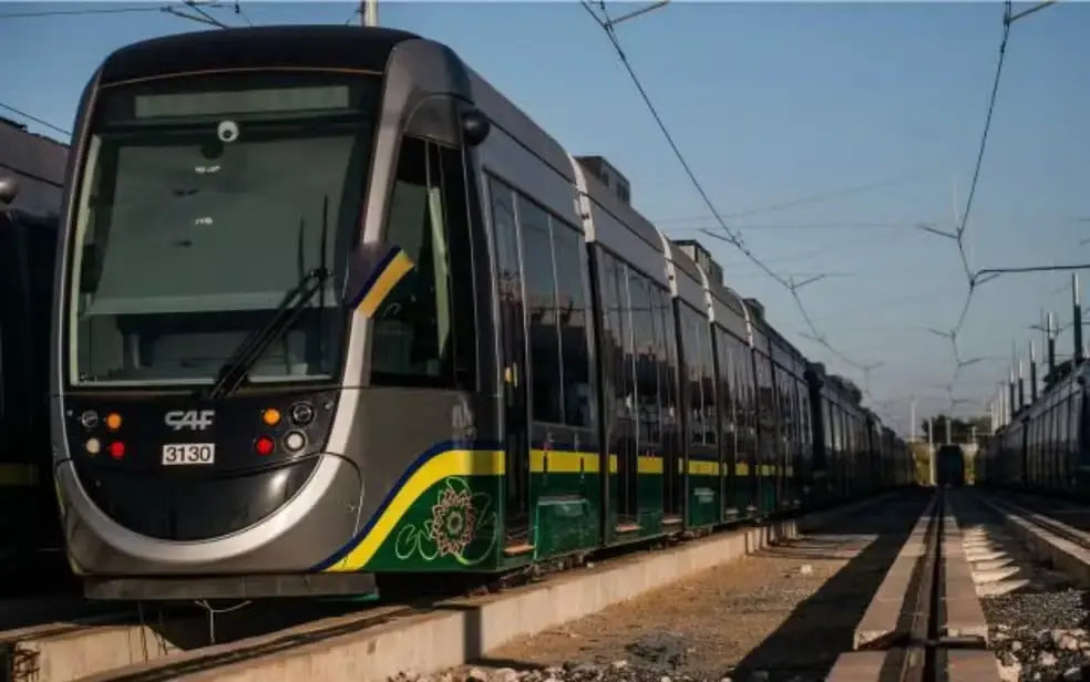 Quarenta trens comprados e mais de um bilhão de reais gastos no VLT de Cuiabá, mas só seis quilômetros de trilhos foram…