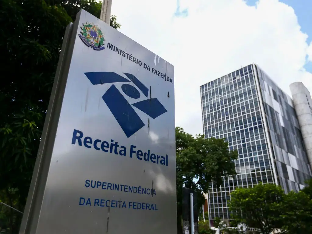 Empresas do Simples Nacional têm até quarta para decidir se vão recolher o IBS e a CBS no regime regular. Quem não fize…