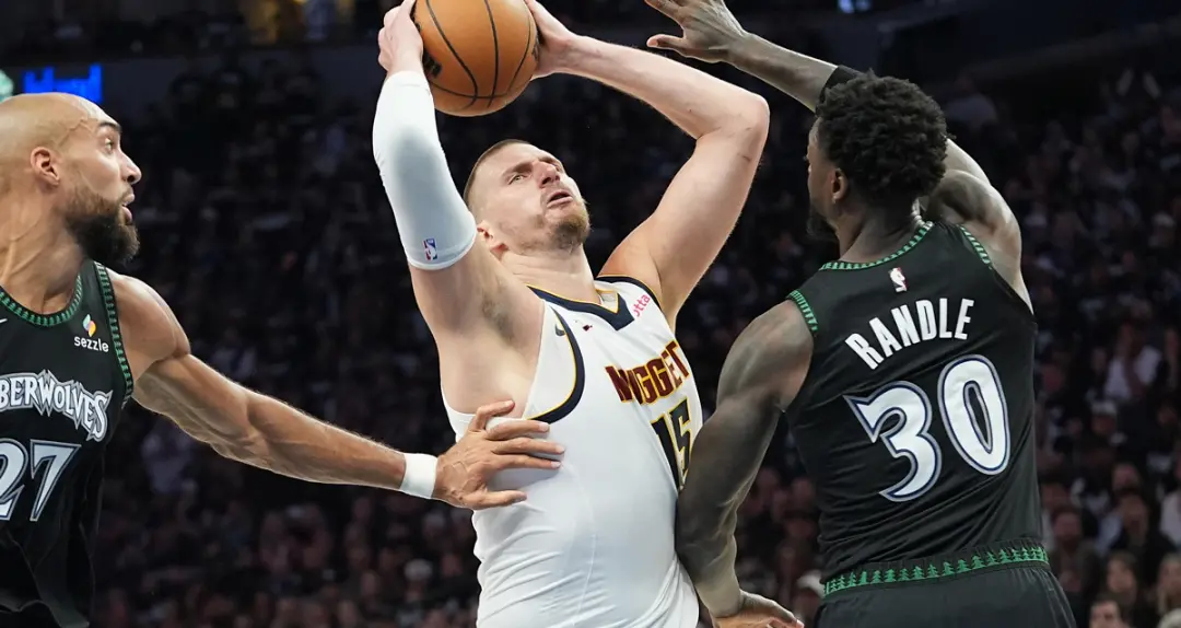 Jokic quer contrato de cinco anos e 360 milhões com os Nuggets a partir de 2027. Ele conversou com vários diretores riv…