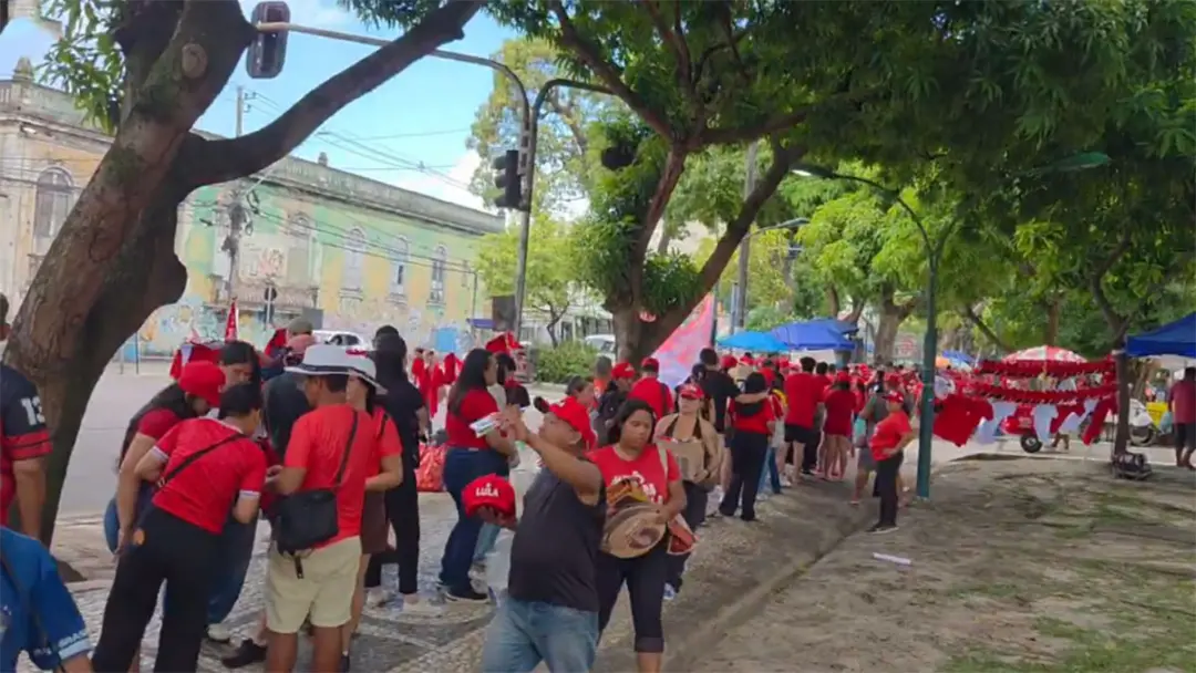 Praça da República lotou com apoiadores para o comício de Lula em Belém nesta segunda, alterando o trânsito da região. …