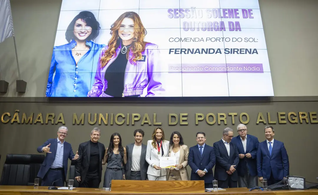 Fernanda Sirena recebeu a Comenda Porto do Sol na Câmara Municipal de Porto Alegre. Essa homenagem reconhece a trajetór…