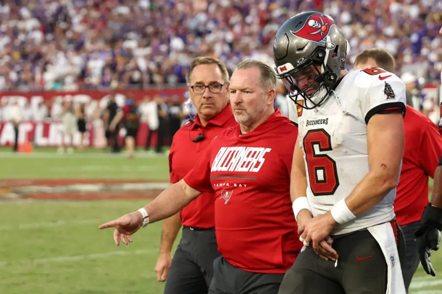 Baker Mayfield, estrela dos Buccaneers, sofreu uma lesão no polegar da mão de arremesso no jogo contra os Vikings. Os t…