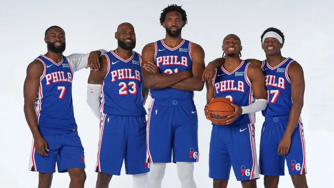 LeBron e Jaylen em Filadélfia no Media Day 2026. Curtindo o momento antes da temporada 2026-27 começar. É legal ver ess…