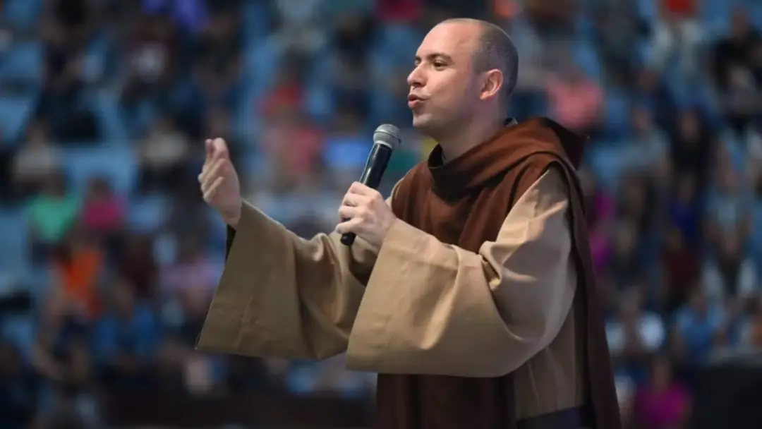 Divinópolis, Frei Gilson conduz transmissão ao vivo do Rosário de São Miguel Arcanjo às 4h de quarta-feira. A iniciativ…