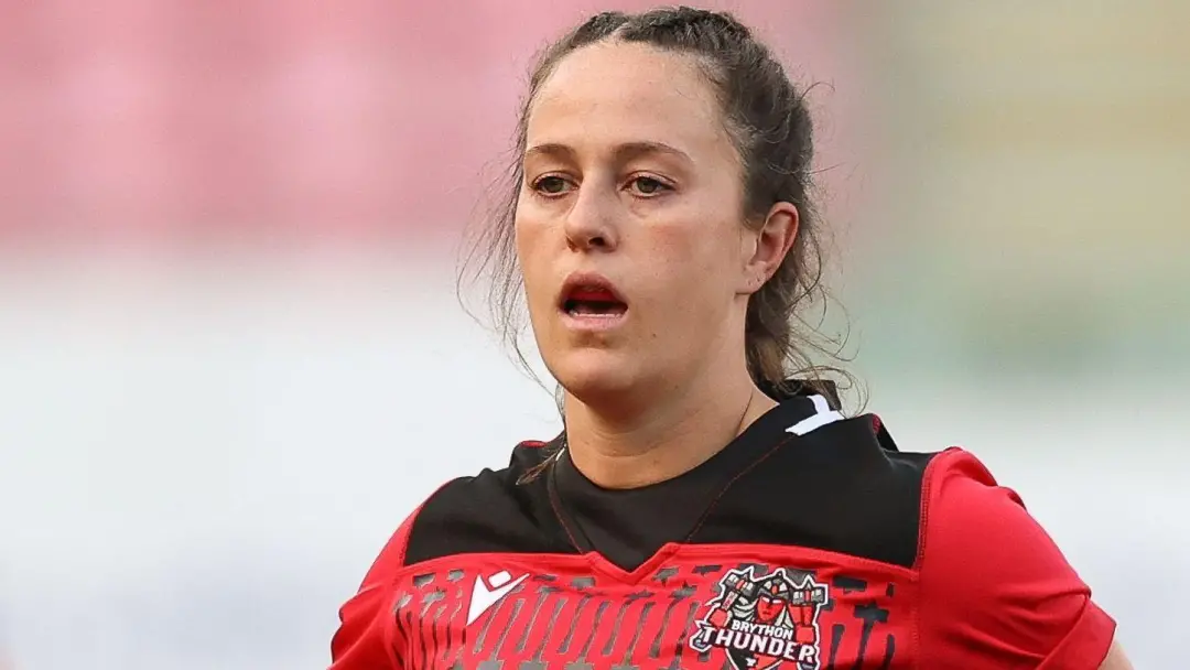 Ffion Lewis vai para a Austrália para a Copa do Mundo de Rugby League em 2026. Ela vai ser a primeira mulher de Gales a…