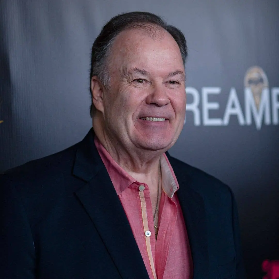 Dennis Haskins, ator conhecido por interpretar o Diretor Richard Belding em Saved by the Bell, faleceu aos 75 anos. É u…