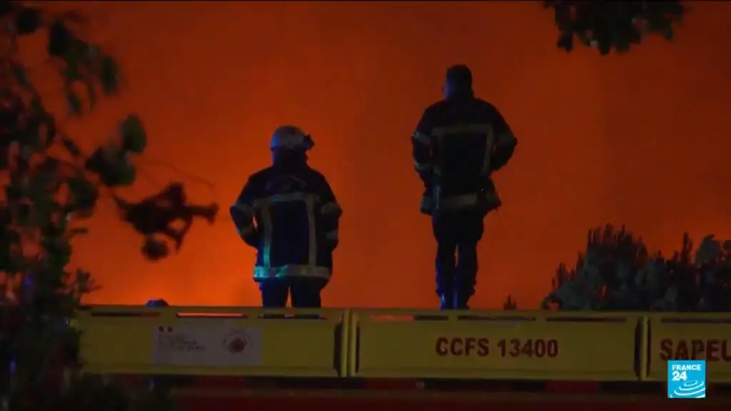 Bombeiros franceses fazem greve pedindo mais recursos depois das piores queimadas de verão da França em décadas. A situ…