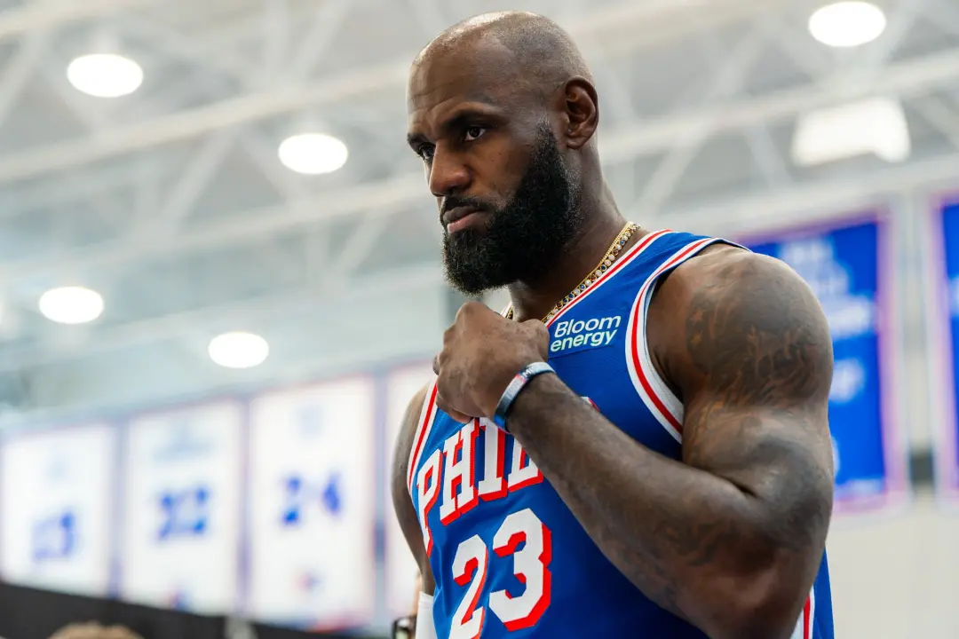 LeBron James vestindo uniforme dos Sixers no Media Day de 24 de julho. Foi algo surreal estar perto vendo ele começar e…