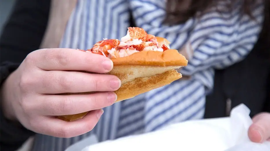 Maine está vendo uma guerra de identidade sobre o lobster roll, se ele deve ser frio com maionese ou quente com manteig…