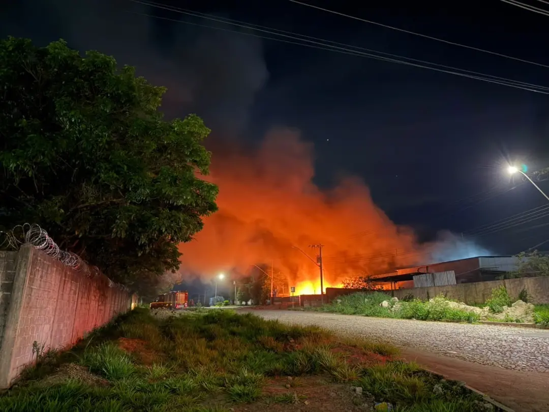 Divinopolis teve um incêndio de grandes proporcoes em distribuidora de borracha no Distrito Industrial. Os bombeiros is…