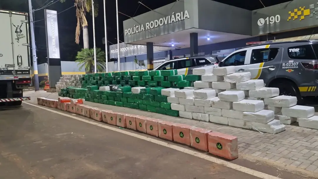 7,2 toneladas de maconha misturadas em linguiça congelada foram apreendidas na SP-425, em Santópolis do Aguapeí. Essa q…