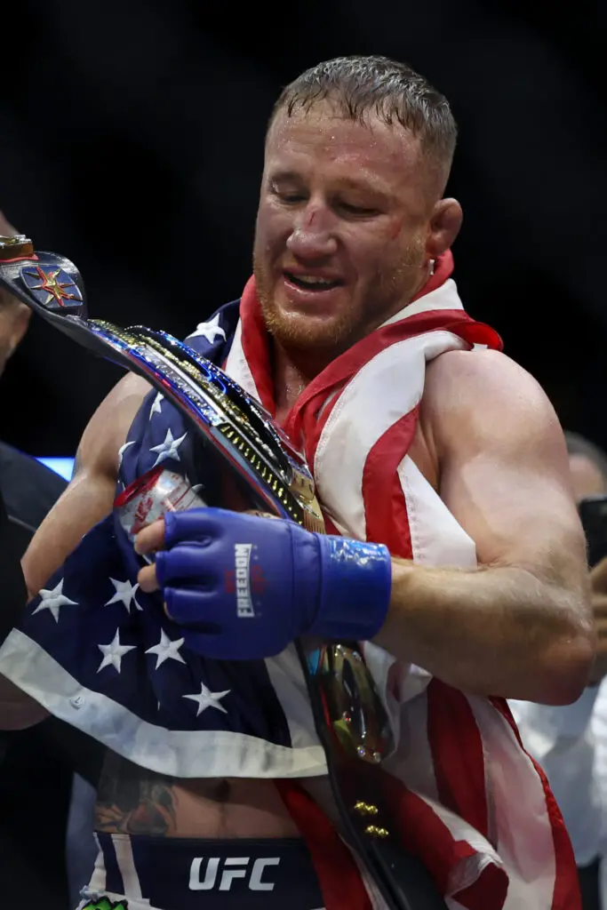 Gaethje venceu Topuria em Las Vegas 121, conquistando o título de Peso Leve. O placar mostra que a disputa pelo topo é …