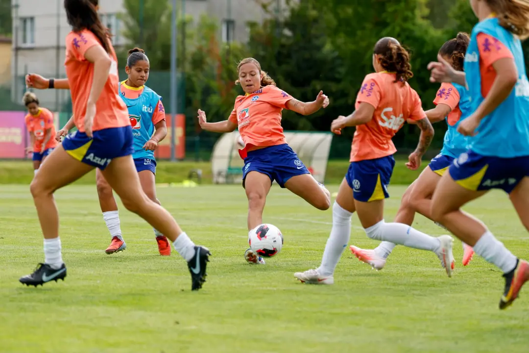 Lei tornou futebol feminino prioridade na política esportiva nacional. Exigência de equipes femininas para entidades fo…