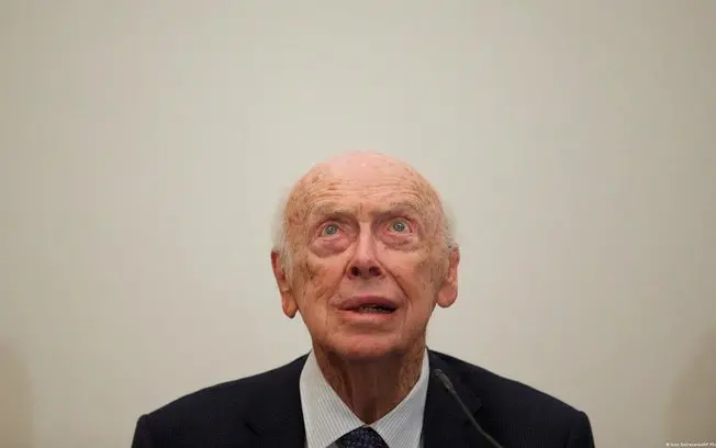 Linus Pauling recebeu dois Nobels, Química em 1954 e Paz em 1962. Depois disso, começou a divulgar teorias científicas …