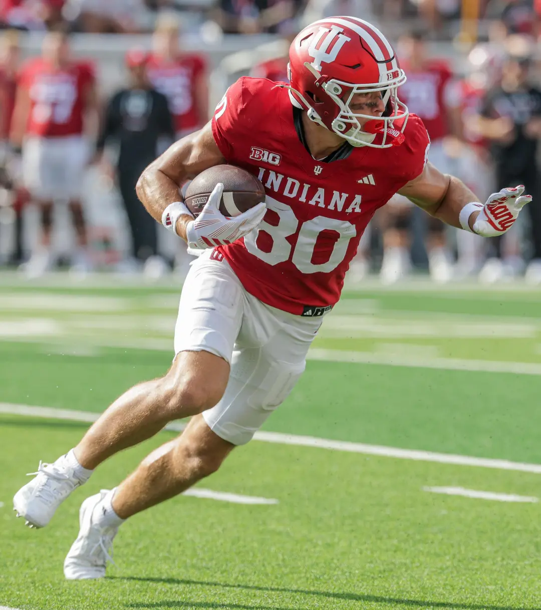 Charlie Becker, recebedor de Indiana, foi incluído na lista de mock draft de 2027 pelos Chargers. É bom que o time busq…