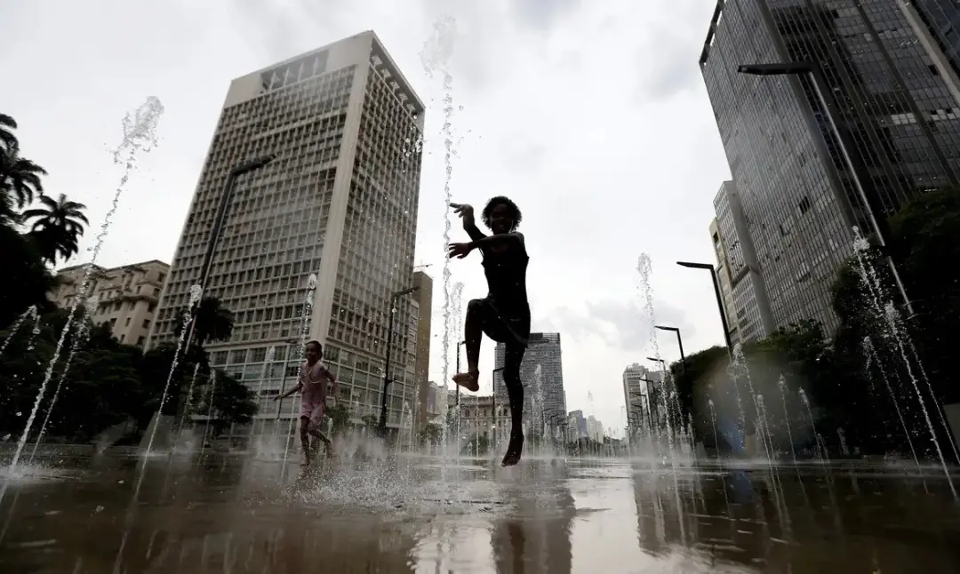 Baixos índices de umidade entre 12% e 30% no Centro-Oeste, com calor predominante. A atenção é necessária por causa do …