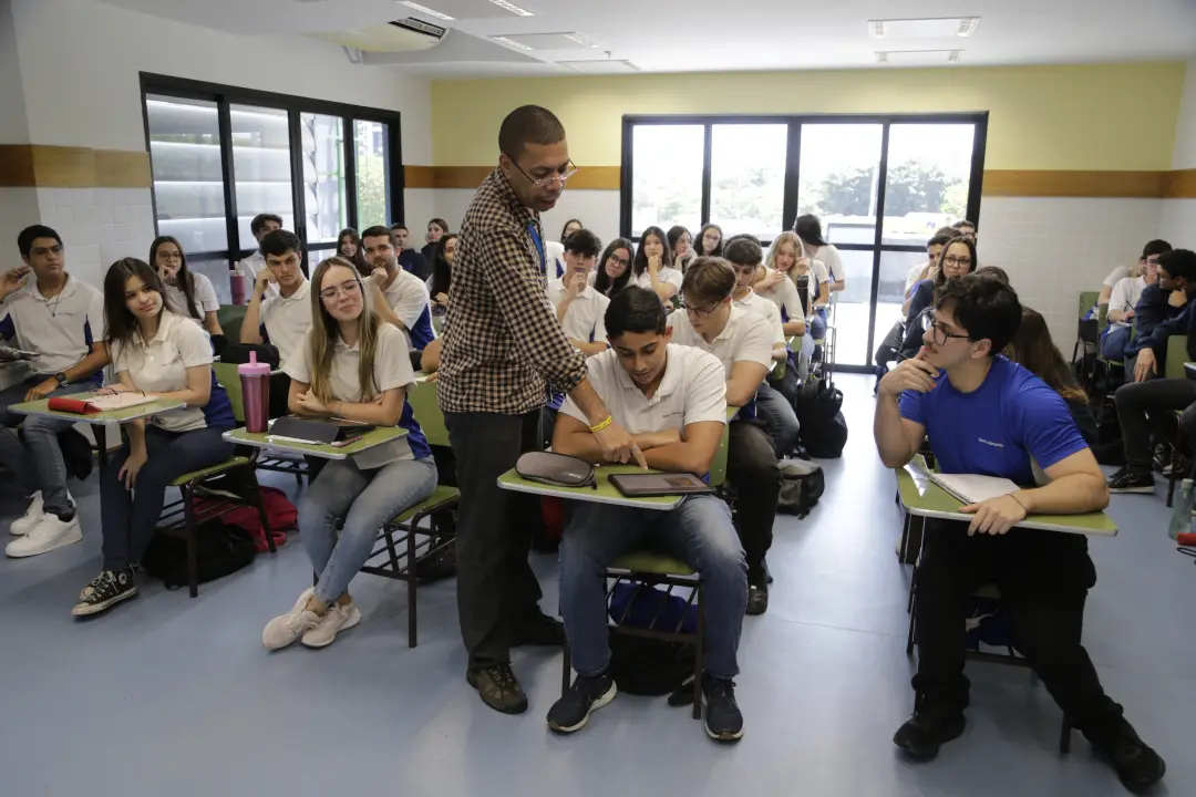 Dois anos depois do prazo, 20% dos estudantes brasileiros não tinham concluído o ensino médio e estavam fora da escola.…