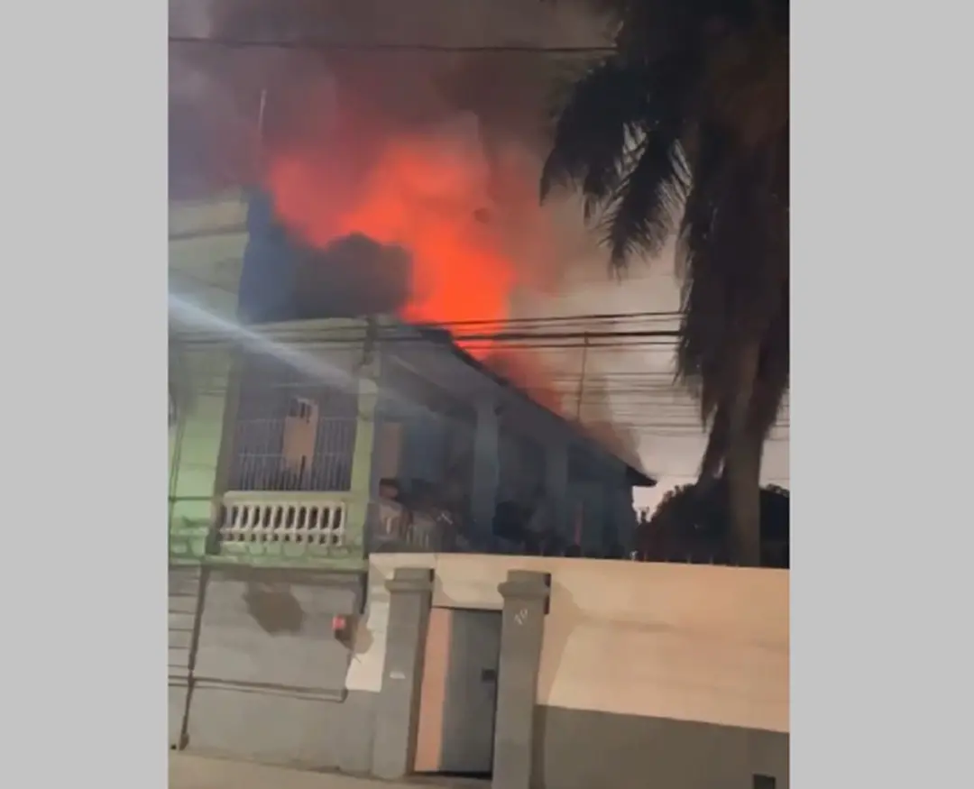 Rua Visconde de Itaboraí, Campos, teve um casarão pegando fogo na segunda noite. A rapidez do fogo em áreas centrais se…