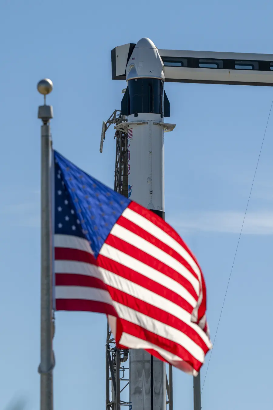 Cape Canaveral, na Flórida, preparou o Falcon 9 e Dragon para a Crew-13, com astronautas da NASA, CSA e Roscosmos pront…