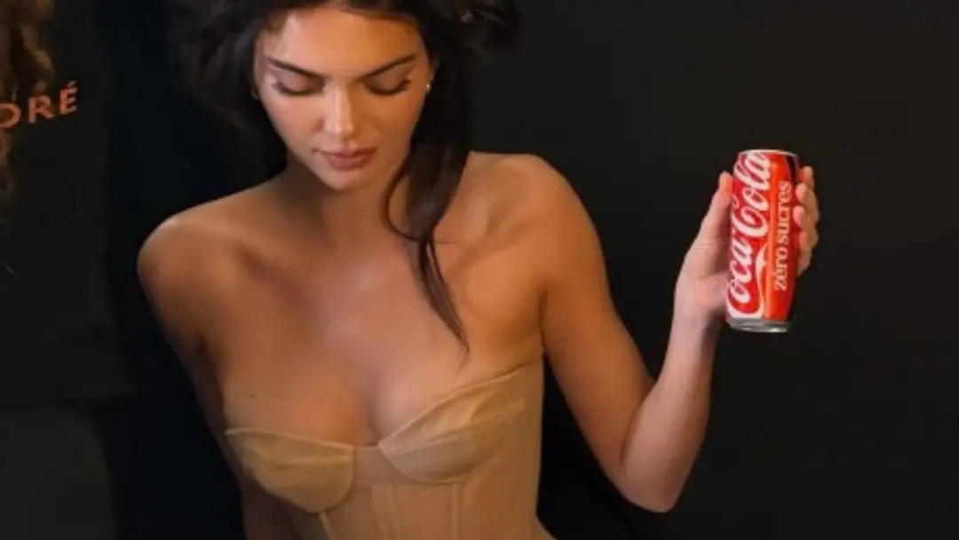 Kendall Jenner mostrou cintura marcada com um corset nude na Paris Fashion Week antes do show L’Oréal. Aquele look é be…