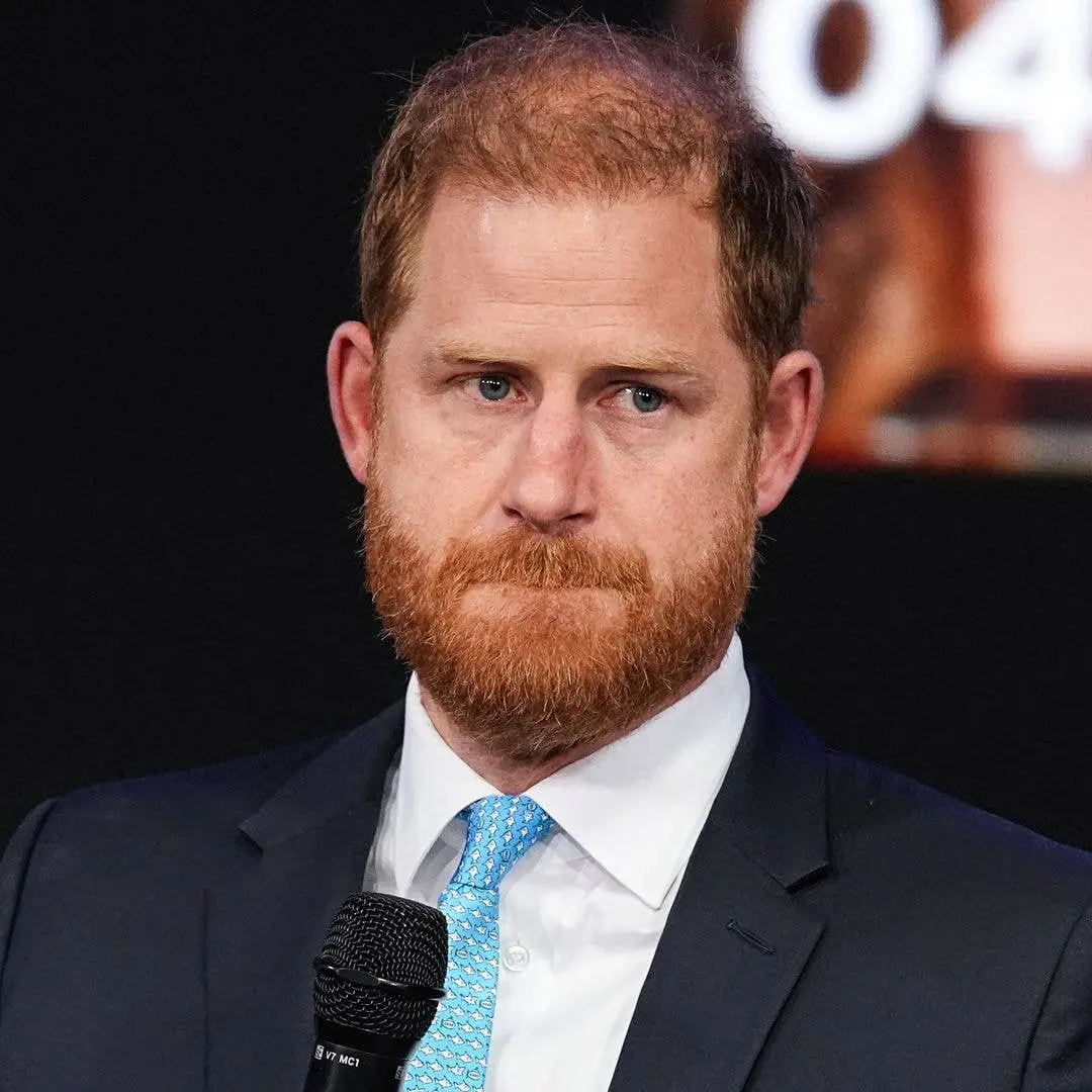 Prince Harry perto de Charles Spencer, tio dele, mas não sabia que ele estava escrevendo um livro contando tudo sobre a…