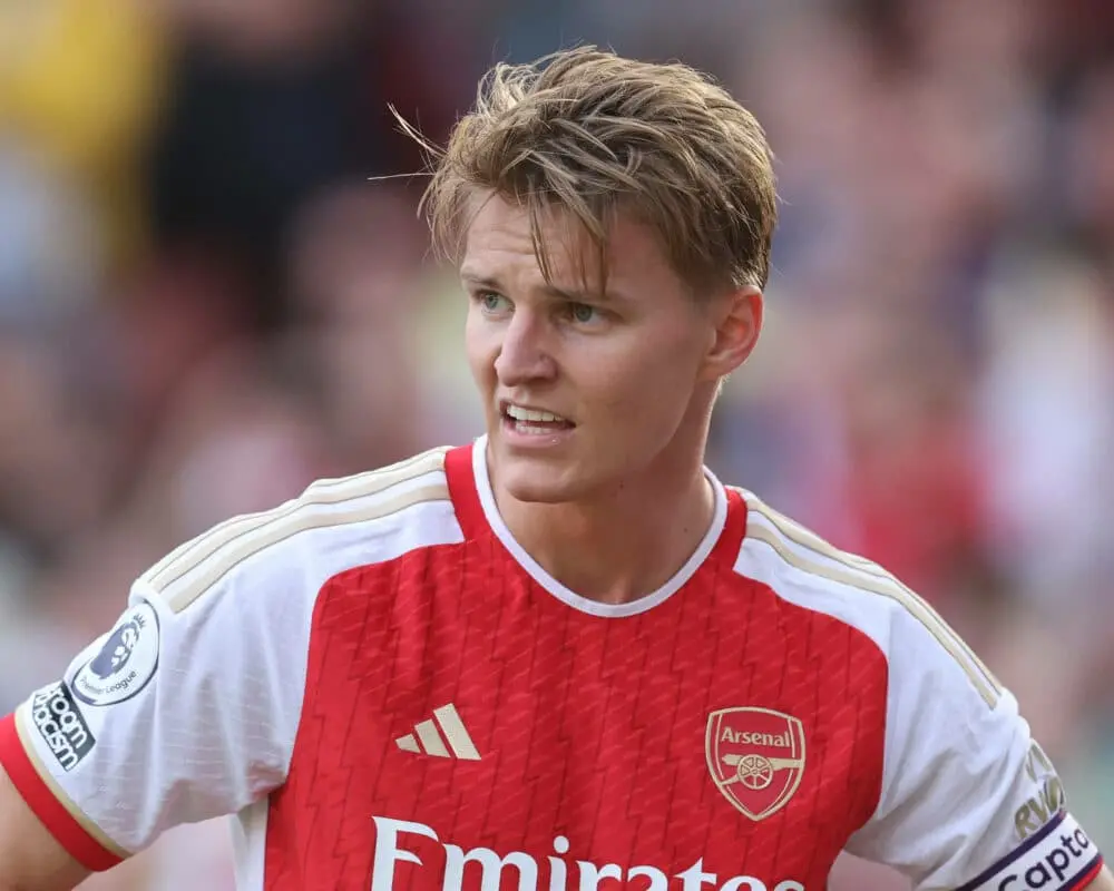 Martin Odegaard segue com lesão no tornozelo, o que coloca sua presença na partida da Noruega contra Gales em dúvida. É…