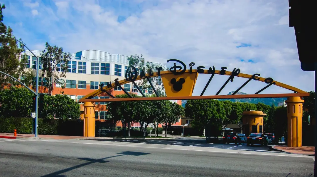 Algumas centenas de pessoas foram demitidas na Disney em áreas de tecnologia e RH. Parece mais um corte de custos enqua…