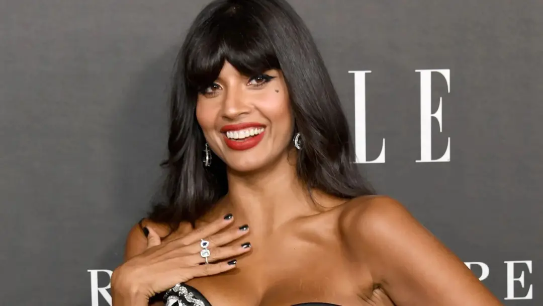Jameela Jamil, com 40 anos, teve um susto grande no verão ao ser levada ao hospital por asma e cãibras no coração. É as…