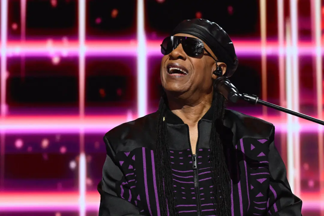 Stevie Wonder lança quatro músicas inéditas na versão de 50 anos de Songs in the Key of Life. A versão comemorativa tra…