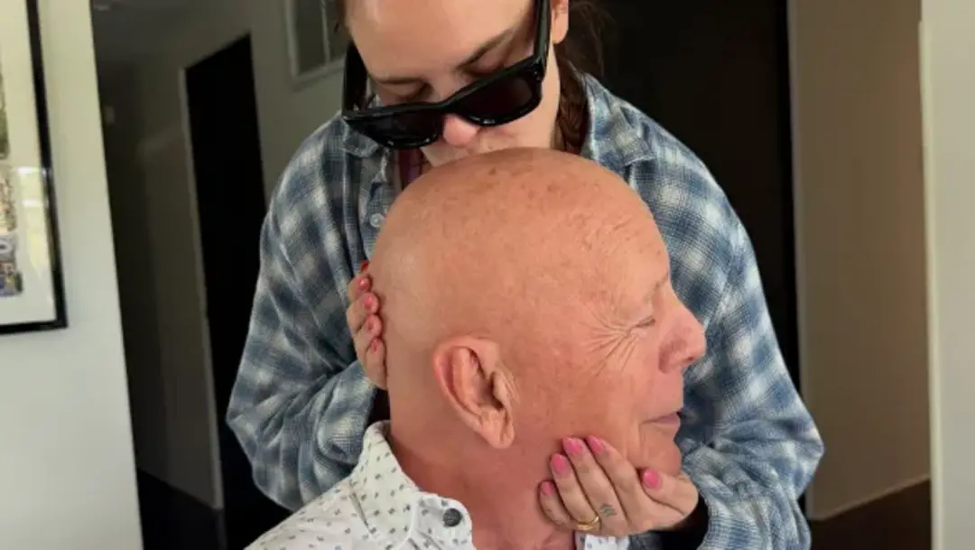 Bruce Willis, com demência, apareceu num registro com a filha Tallulah Willis. Ver essa conexão entre pai e filha, mesm…