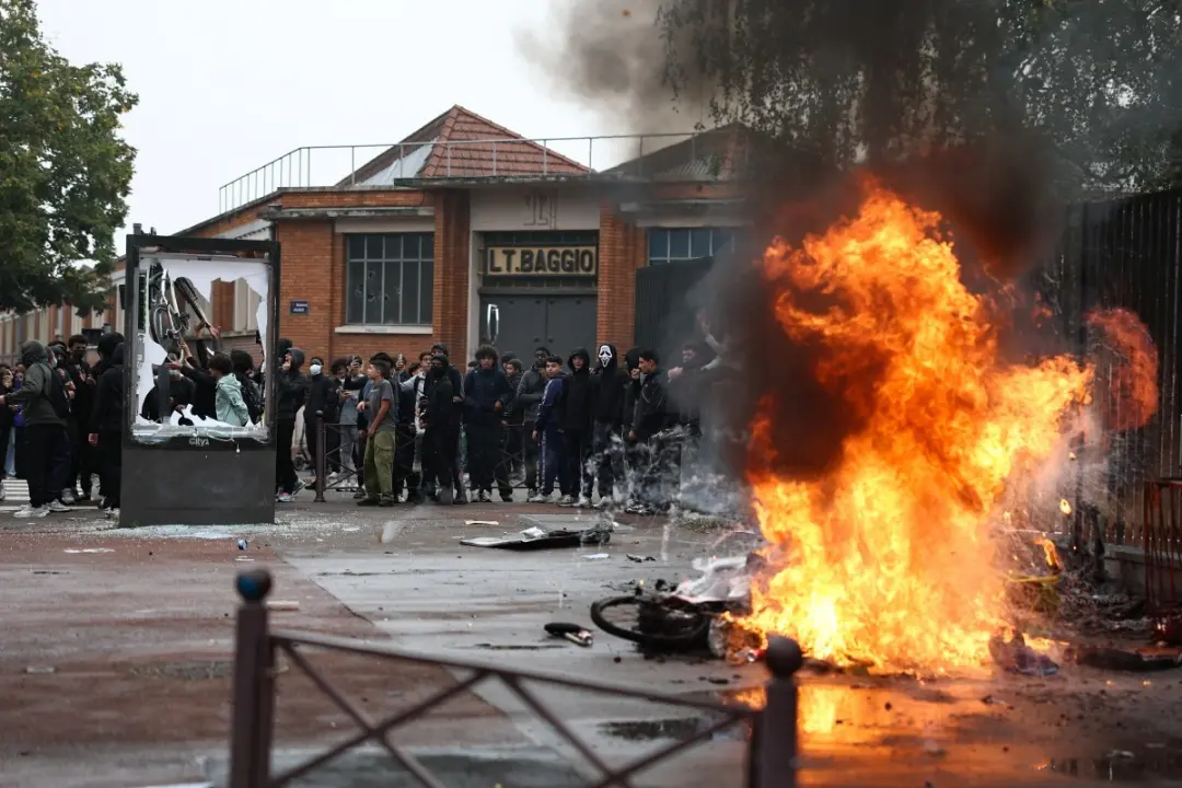 Paris, França, com cerca de 30 mil pessoas nas ruas, viu greves de servidores e protestos de estudantes por reajuste sa…