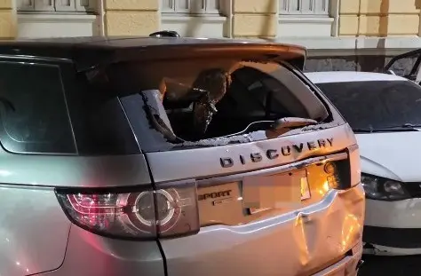 Niterói, PE. Sequência de colisões e perseguição envolvendo motociclistas entregadores e um Land Rover na noite de domi…