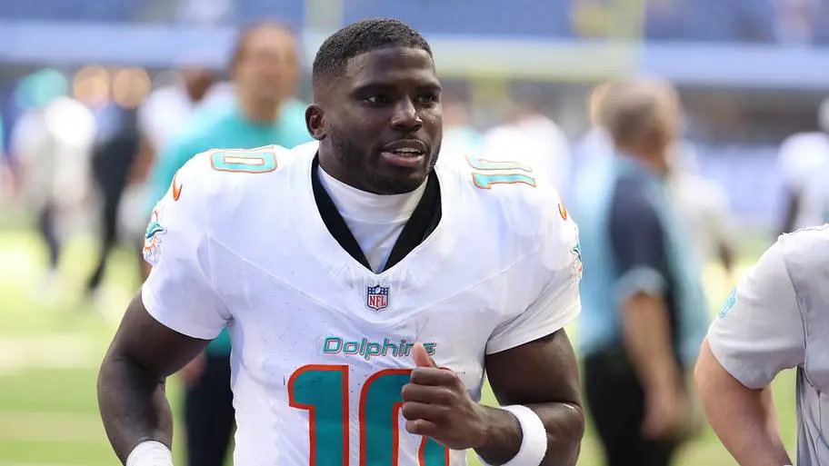 Tyreek Hill, jogador livre, tem rumores de retorno no meio da temporada da NFL. Ele tá recuperando lesões do joelho e l…