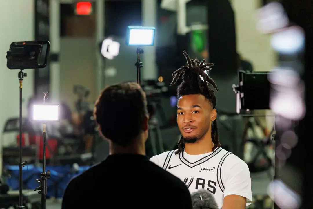 San Antonio Spurs abriu o treinamento com grandes expectativas após a campanha na NBA Finals. Victor Wembanyama falou s…