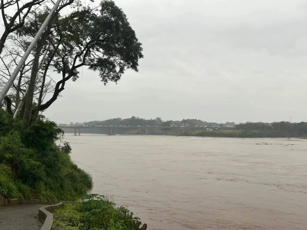 Rio Taquari entre Encantado e Colinas com alerta vermelho de inundação até quarta, às 14h45. Risco muito alto, e isso s…