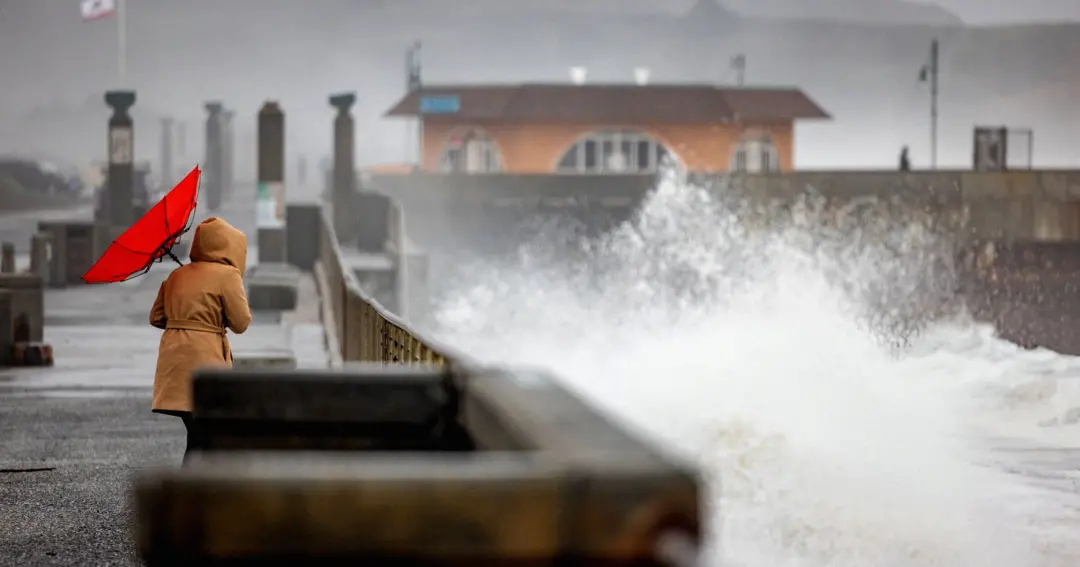 Califórnia pode ver a subida do nível do mar em até um pé por causa de uma onda Kelvin. Esse movimento de água quente, …