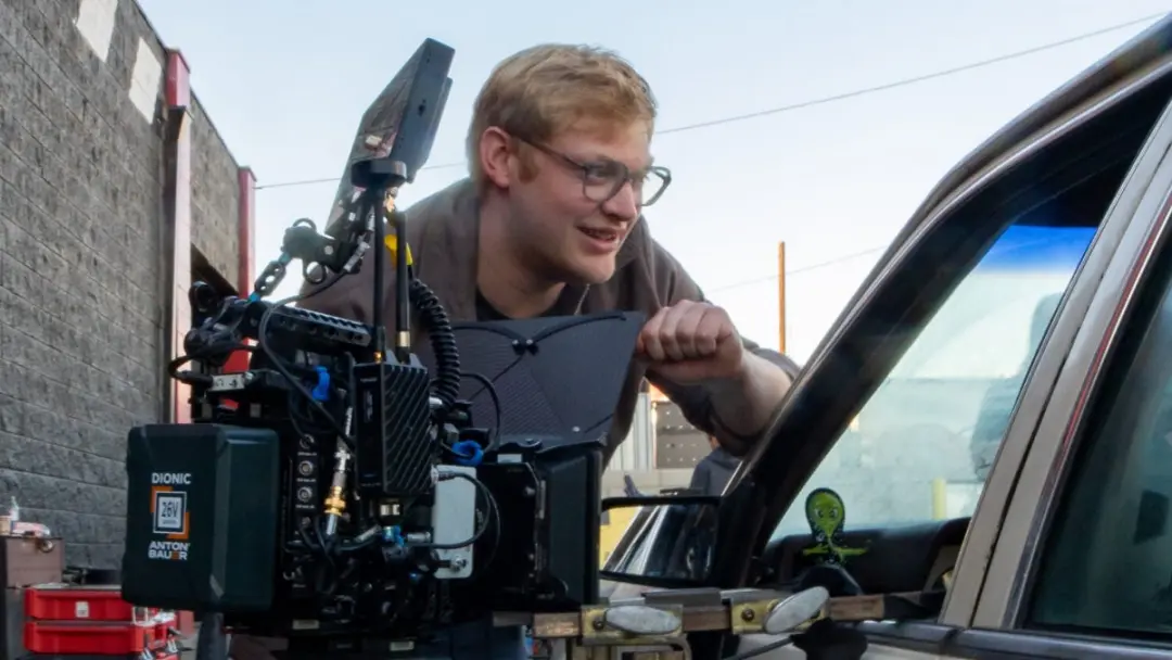 Anything But Ghosts chega nos cinemas em 6 de maio de 2027, com Curry Barker dirigindo e atuando. Um filme de mistério …