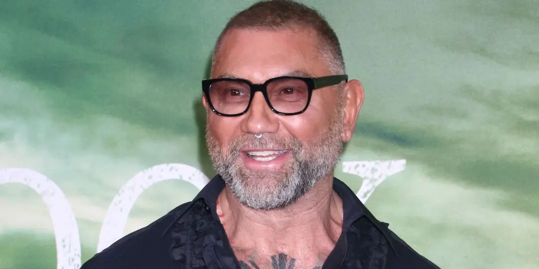 M Night Shyamalan e Dave Bautista têm um thriller de 100 minutos que foi um grande sucesso no streaming. O filme explor…