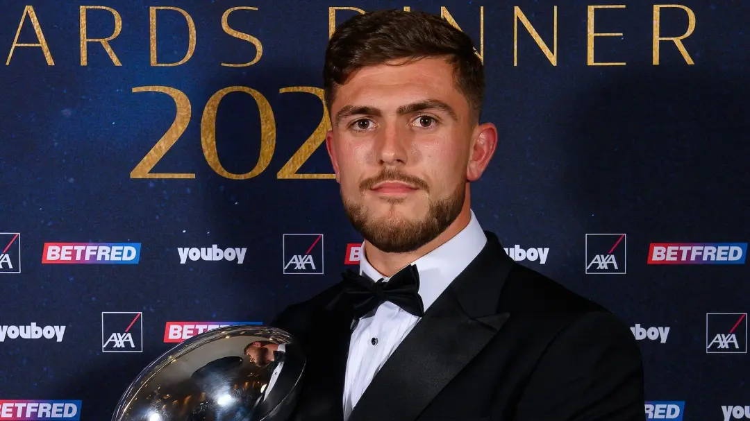 Brad O'Neill, zagueiro do Wigan, ganhou o prêmio Man of Steel de 2026. Ele foi um peça chave no time que levou dois tro…