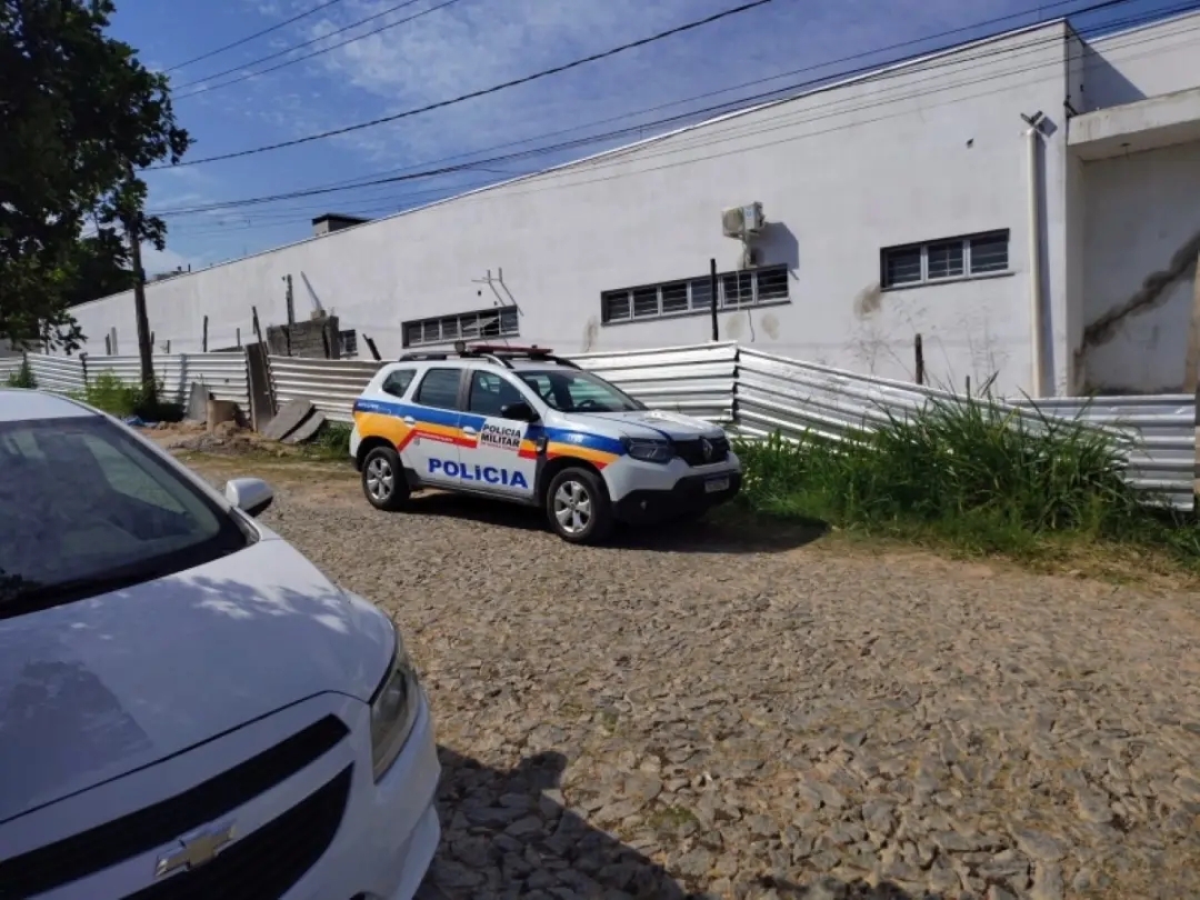 Duas unidades de saúde em Divinópolis foram furtadas em menos de 24 horas, com roubo de ar condicionado e torneiras. É …