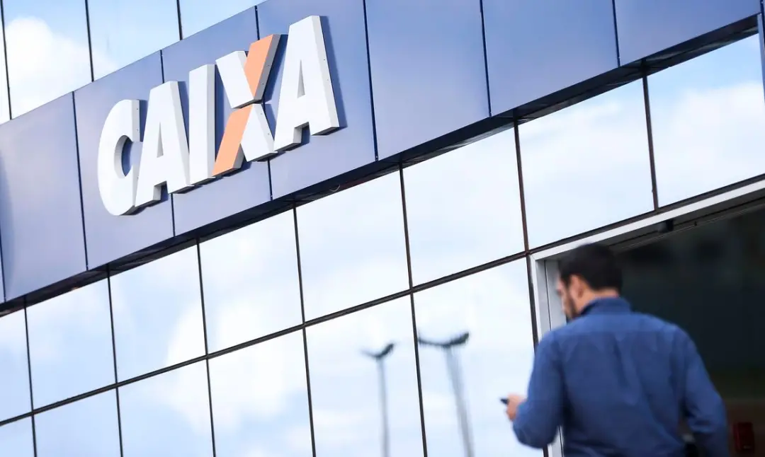 Quarta-feira, agências da Caixa voltam a funcionar após a greve. O TST definiu reajuste de 4,6% para os trabalhadores, …