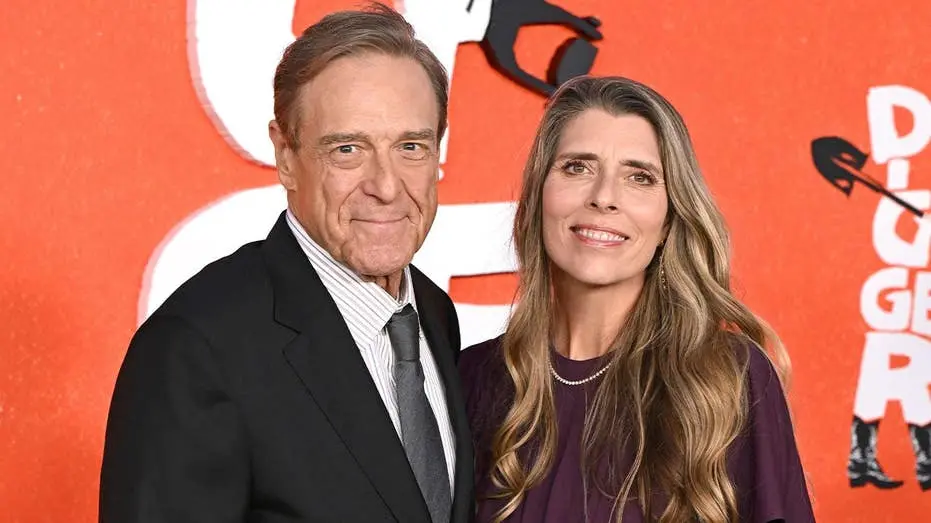 John Goodman e Anna Beth estavam no premiere de Digger em Los Angeles. A dedicação de Goodman na perda de peso, começan…