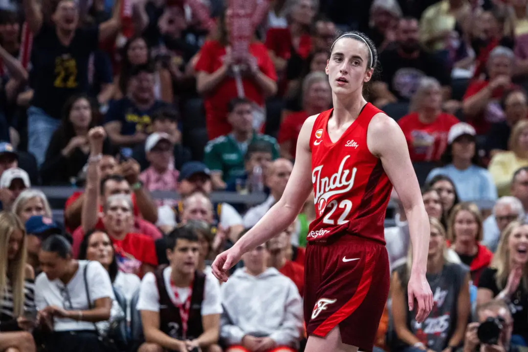 Caitlin Clark fez história na WNBA ao ser a primeira jogadora a marcar um double-double de pontos e assistências em um …
