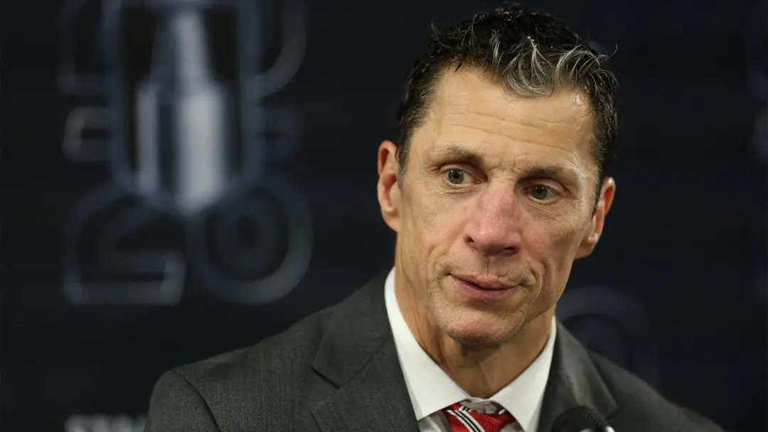 Carolina Hurricanes ergueu a bandeira da Stanley Cup de 2026 antes do jogo contra os Panthers, que venceram por 1 a 0 n…
