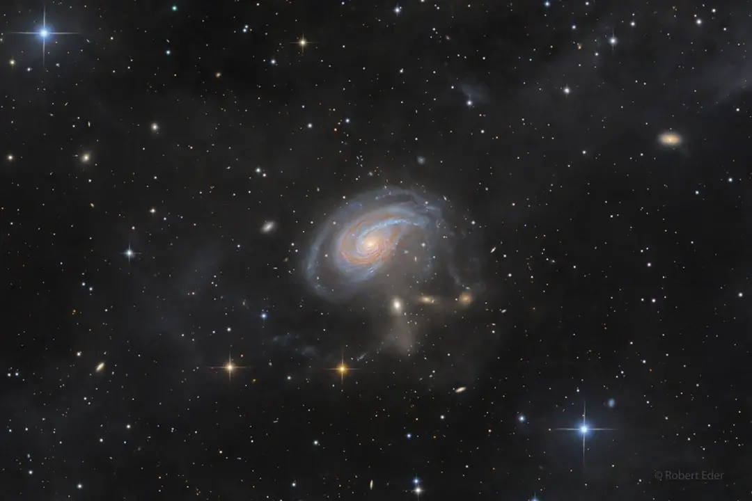 Arp 78, uma galáxia espiral peculiar, tem 200 mil anos luz de diâmetro, lá em Aries. Essa interação com a galáxia vizin…